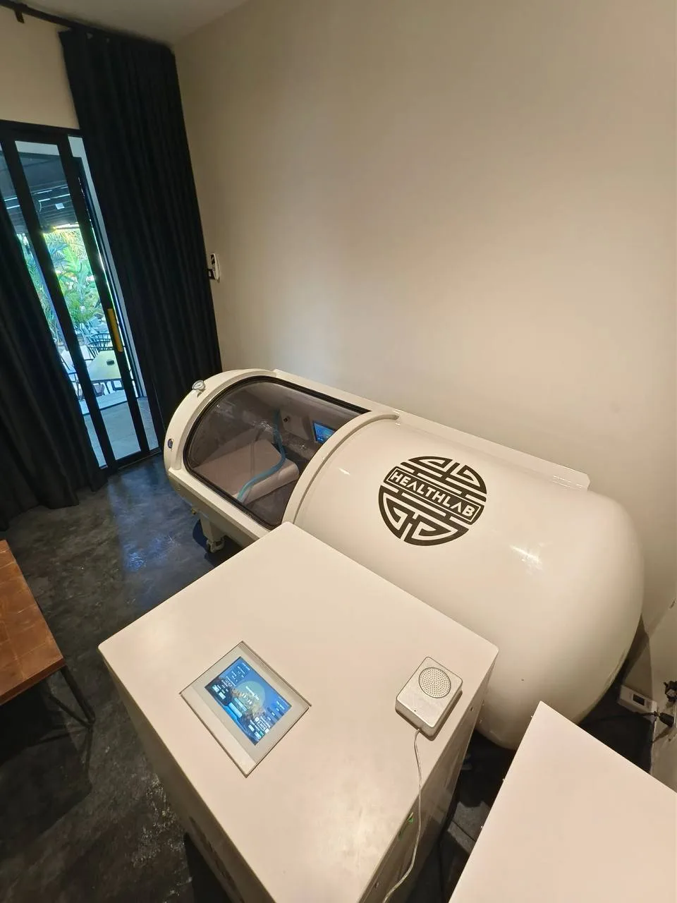 Hyperbaric oxygen therapy chamber